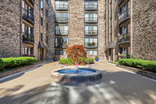4d-1005 Bonnie Brae Pl, River Forest, IL, 60305-1533 | Card Image