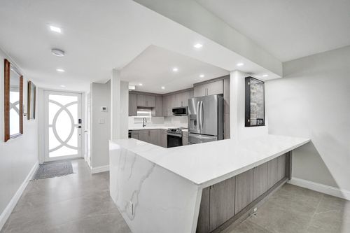 9410 N Hollybrook Lake Drive, Pembroke Pines, FL, 33025 | Card Image