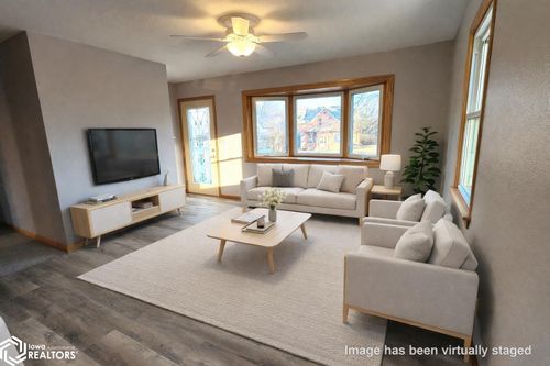 537 4th St Ne, Mason City, IA, 50401-3513 | Card Image