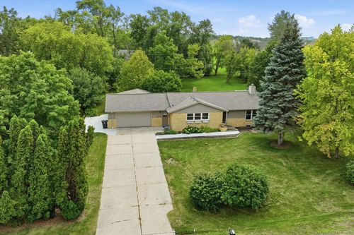 N68W15651 Chateau Dr, Menomonee Falls, WI, 53051-5001 | Card Image