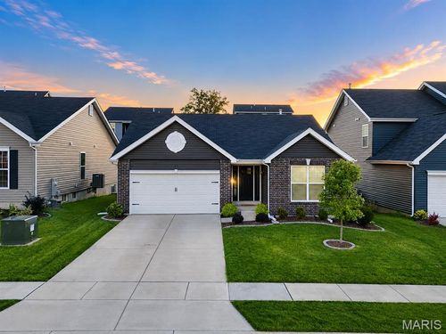 33 Brush Creek Dr, Pacific, MO, 63069-1195 | Card Image