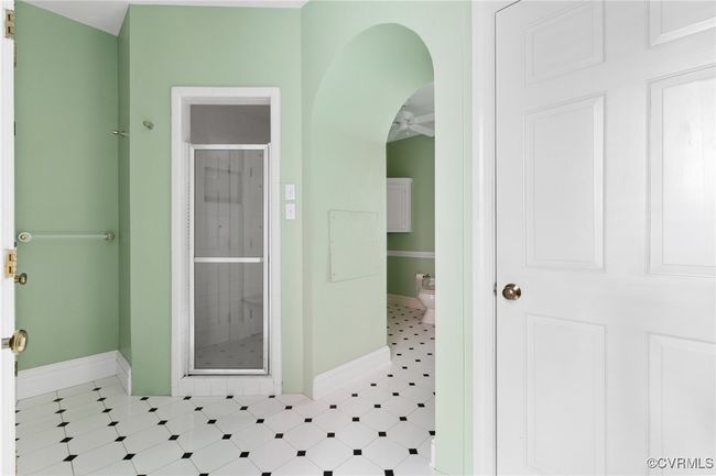 Spacious shower | Image 36