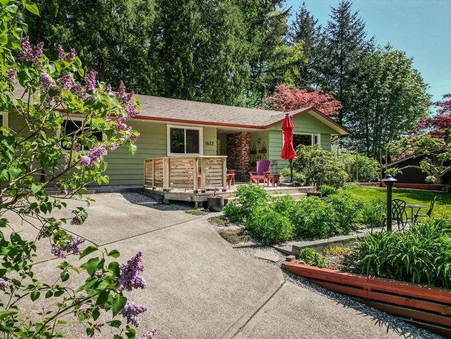 1632 Ymca Road, House other with 3 bedrooms, 1 bathrooms and 3 parking in Gibsons BC | Image 2