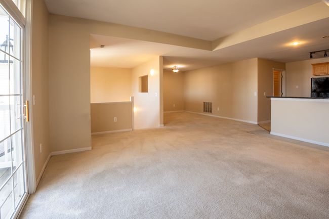 5499 Twin Oaks Dr, Condo with 2 bedrooms, 2 bathrooms and null parking in Sterling Heights MI | Image 5