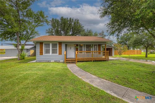 105 E Huebinger St, Marion, TX, 78124-2182 | Card Image