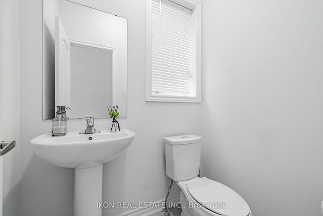 33 Robb Thompson Rd, House attached with 3 bedrooms, 3 bathrooms and 3 parking in Mount Albert ON | Image 20