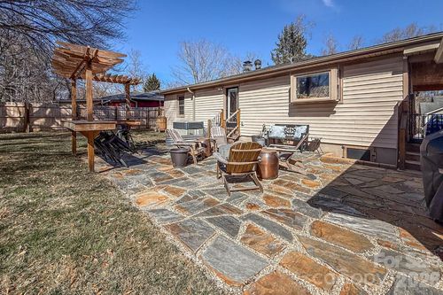 116 Thornbird Ave, Hendersonville, NC, 28792-6876 | Card Image