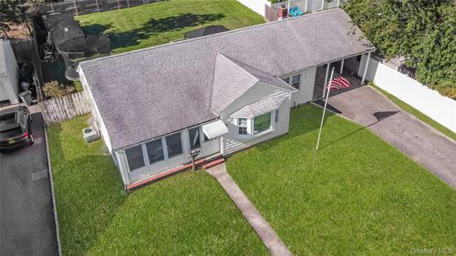 15 Brook St, Sayville, NY, 11782-2607 | Card Image
