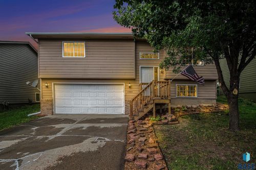 1504 E 71st St N, Sioux Falls, SD, 57104-9218 | Card Image