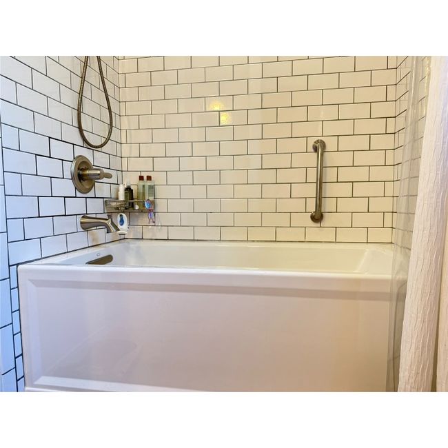 Relax In This Soaking Tub! | Image 31