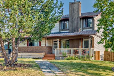 4 Strathcona Cres Sw, Home with 3 bedrooms, 2 bathrooms and 3 parking in Calgary AB | Image 1