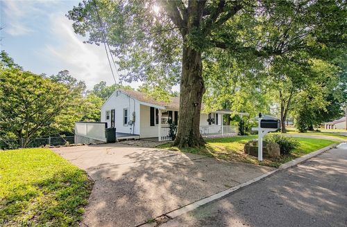 1405 Newberry Dr, Parkersburg, WV, 26101-6057 | Card Image