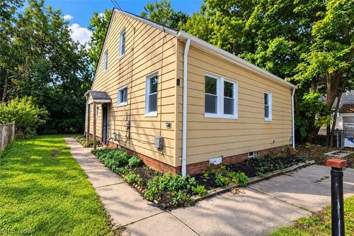 10502 Park Heights Rd, Cleveland, OH, 44104-5620 | Card Image