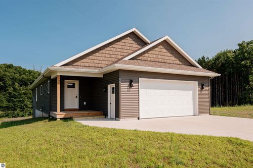 862 Coyote Ln, Traverse City, MI, 49696-8996 | Card Image