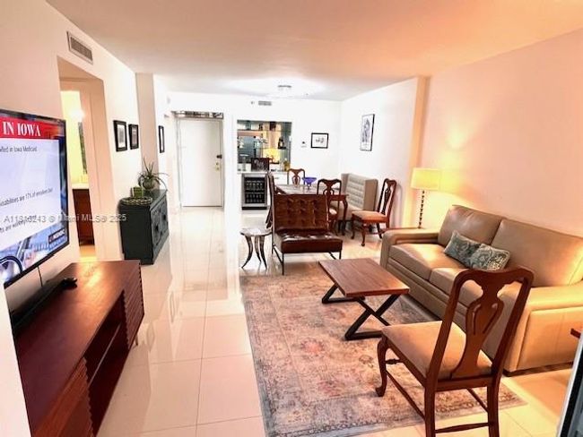 APT-1014 - 4001 Hillcrest Dr, Condo with 1 bedrooms, 2 bathrooms and null parking in Hollywood FL | Image 9