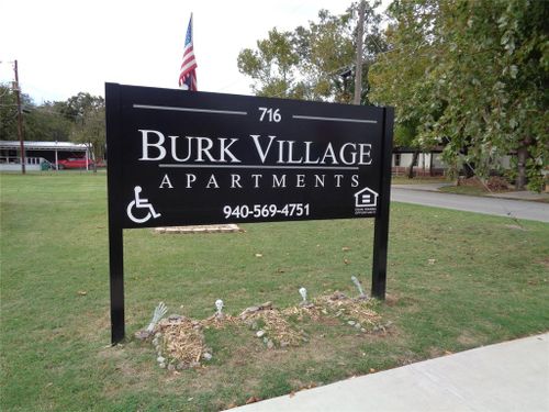 716 Park St, Burkburnett, TX, 76354-2495 | Card Image