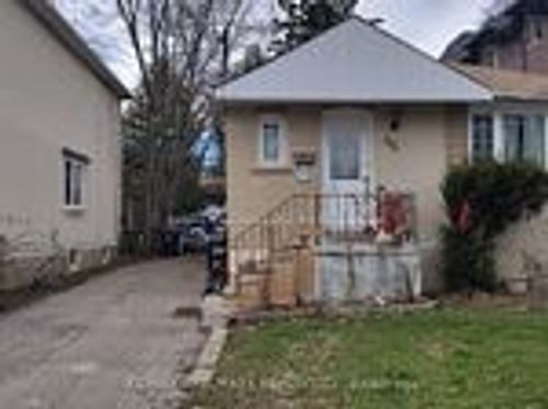 46 Madawaska Ave, North York, ON, M2M2P9 | Card Image