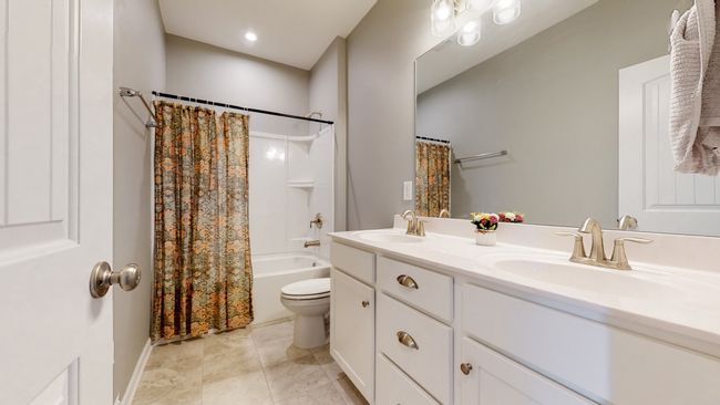 Guest upstairs bath for secondary bedroom and loft use | Image 34