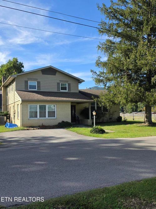 1015 Old Wilson Ln, Middlesboro, KY, 40965-9055 | Card Image