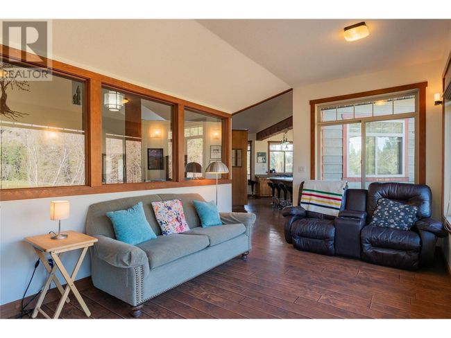 250 1 St Ave, House other with 3 bedrooms, 5 bathrooms and 3 parking in Kootenay Boundary BC | Image 9