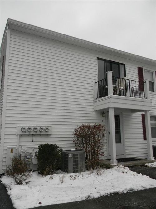 7 Falcon Ln W, Fairport, NY, 14450-3313 | Card Image