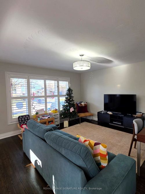 621 Wychwood St, Oshawa, ON, L1G2T4 | Card Image