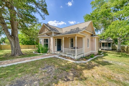806 E Main St, Bellville, TX, 77418-1805 | Card Image