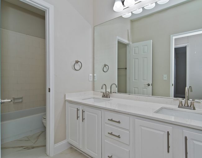 Upstairs Guest Bathroom | Image 30
