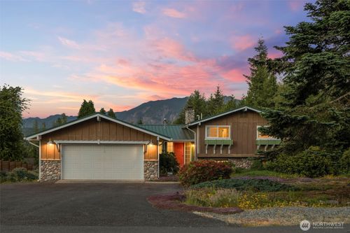 8516 375th Ave Se, Snoqualmie, WA, 98065-9323 | Card Image
