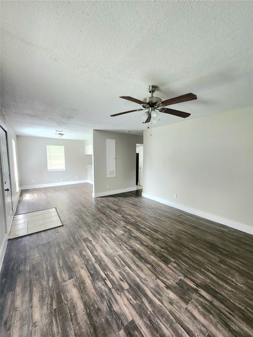 b-9110 Kentshire Dr, Houston, TX, 77078-2428 | Card Image