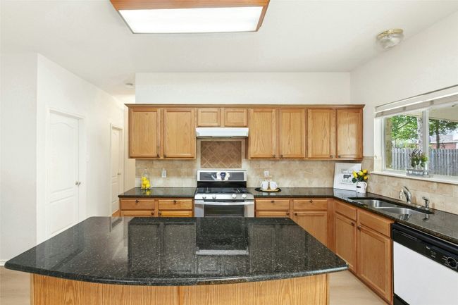 Kitchen- granite counters | Image 7