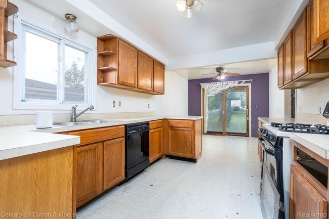 26-web-or-mls-10756 Oak St Interior (4 of 19).jpg | Image 4