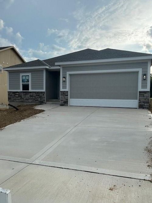 16243 Giorgia St, Parkville, MO, 64152-8773 | Card Image