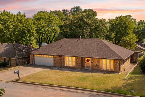 5710 Valley Ridge Ct, Arlington, TX, 76017-1136 | Card Image