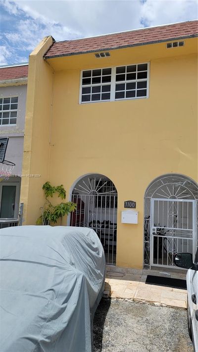 7100 - 7100 W 2nd Ln, Townhouse with 3 bedrooms, 2 bathrooms and null parking in Hialeah FL | Image 3