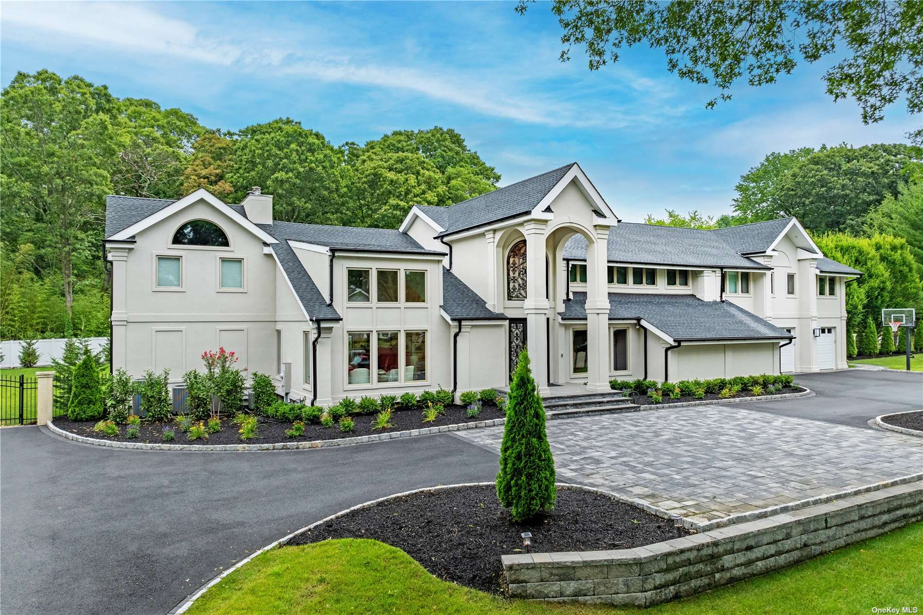Heather Ct, Dix Hills, NY 11746