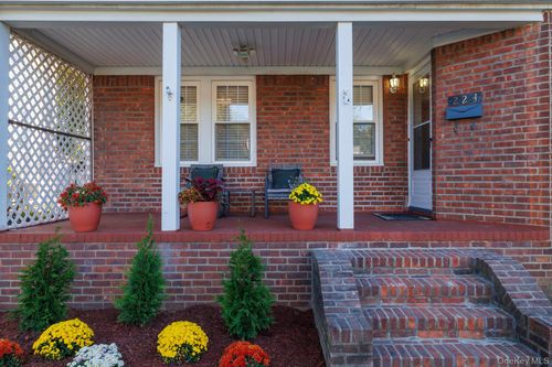 224 Kensington Rd, Lynbrook, NY, 11563-1247 | Card Image