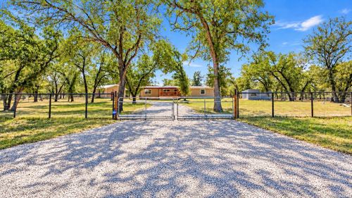 213 Oak View Dr, La Vernia, TX, 78121-4550 | Card Image
