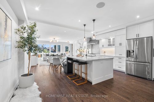 17 Earnscliffe Rd, York, ON, M6E1J4 | Card Image