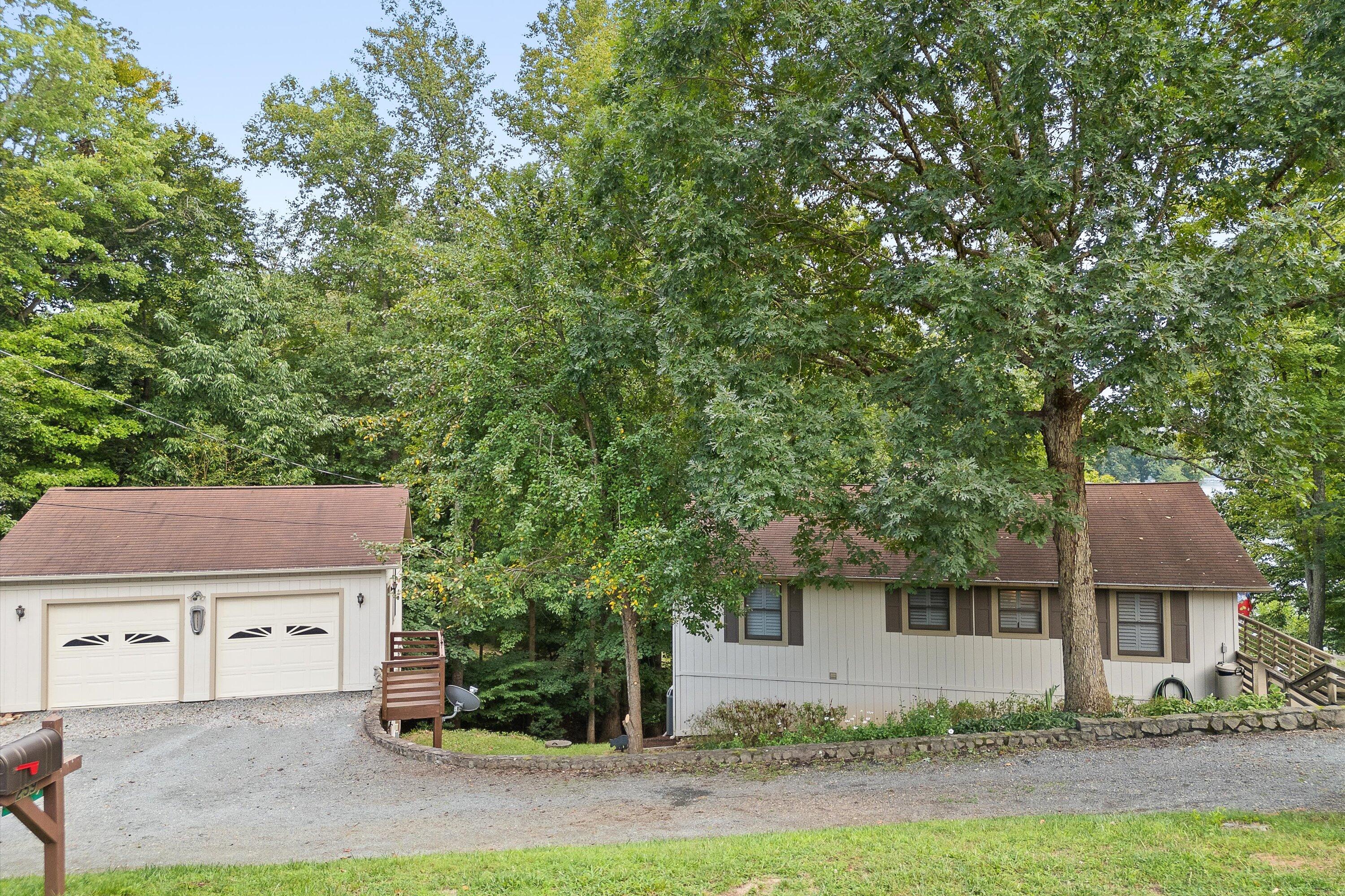 Brooks Point Ln, Union Hall, VA 24176