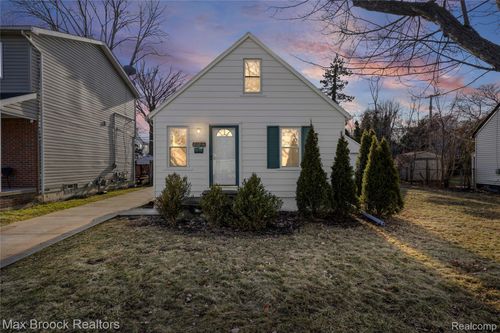 20240 Hollywood St, Harper Woods, MI, 48225-1121 | Card Image