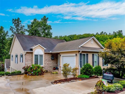 27 Putter Ct, Hendersonville, NC, 28739-8705 | Card Image