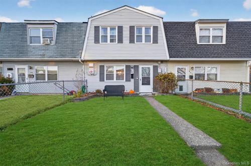 204 Country Club Dr, Maybrook, NY, 12543-1114 | Card Image
