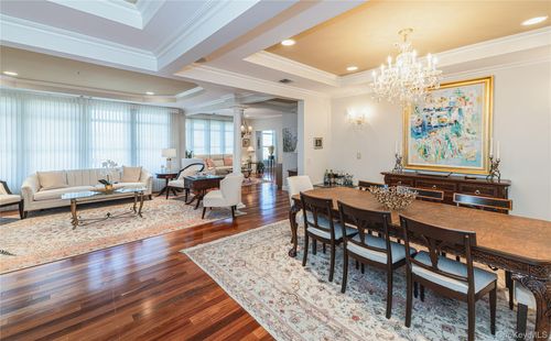290 Roosevelt Way, Westbury, NY, 11590-6700 | Card Image