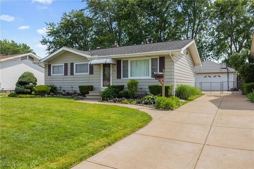 15555 Hocking Blvd, Brook Park, OH, 44142-2923 | Card Image