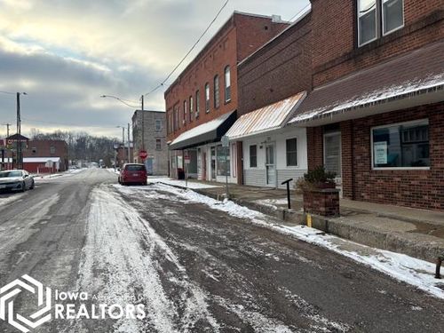 275 Oak St, Dallas City, IL, 62330-1252 | Card Image