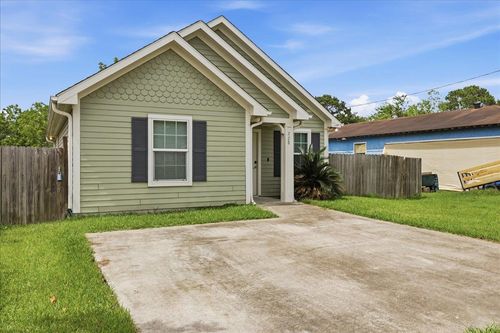 228 W Elm Ave, Winnie, TX, 77665-7913 | Card Image