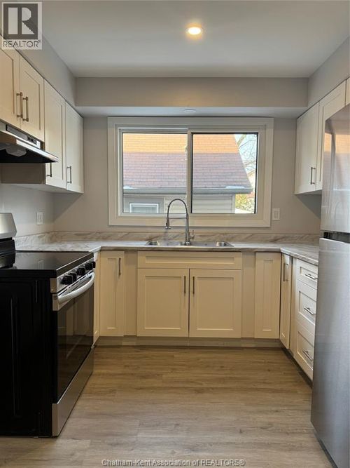 140 Harvey St, Chatham, ON, N7M1M5 | Card Image