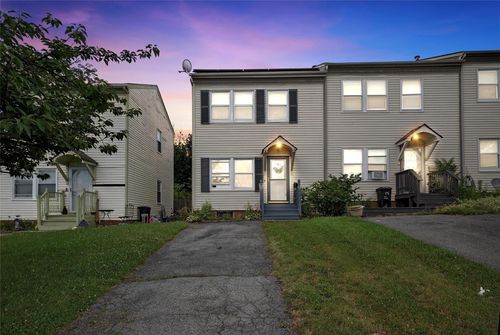 8 Washington Pl, Newburgh, NY, 12550-5653 | Card Image