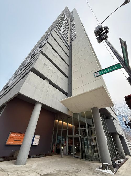 unit-1519-235 Van Buren St, Chicago, IL, 60607-3926 | Card Image